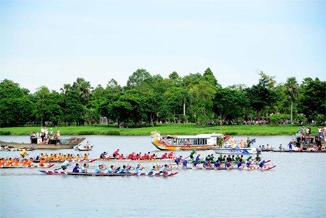  Lễ hội đua thuyền mừng Quốc khánh 2/9 tại Thừa Thiên - Huế. Ảnh: QĐND